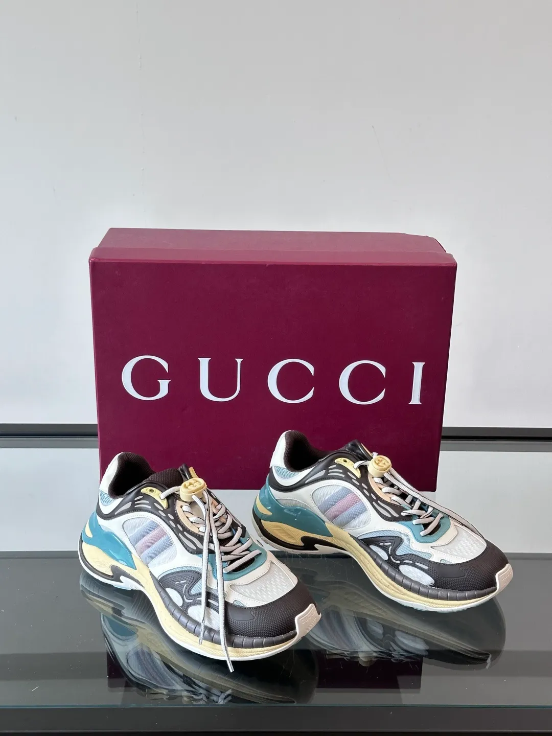 [G Home] Top P: 1020💰 Men’s size will be released first Size: 39-45 (45 customized) Gucci Gucci, couple model, women’s model will be released later, new 2.0 futuristic sports shoes‼ ️A pair of subversive sneakers is here. Gucci 2.0, a full series of 4 colors with key investment, smart silhouette: slightly curved forefoot design, you can clearly feel the propulsion when commuting and trotting, and it can enhance the sense of line extension when paired with wide-leg pants or cycling pants. EVA thick soles not only have a comfortable height-increasing effect, but also reduce weight (it actually lasts 3 hours of shopping without tiring your feet!) Highlight moments for lazy people: 2. Just choose it for airport wear! You can take them off in seconds after passing the security check (you can put them on as soon as you lift the heel strap), because the shoes come with a sliding buckle, so no need! ! Tie your shoes. Really achieve the sense of relaxation that goes with you.